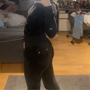 juicy couture set - Säljer mitt fina set från juicy couture, de är den gamla versionen och byxorna är då lite lågmidjade, säljer de då jag köpt ett nytt set. Båda två för 800kr eller högst bud. 