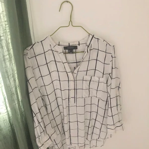 Rutig blus - Vit blus med svarta rutor. Fint skick. Tunn och luftig. 60kr+frakt💛