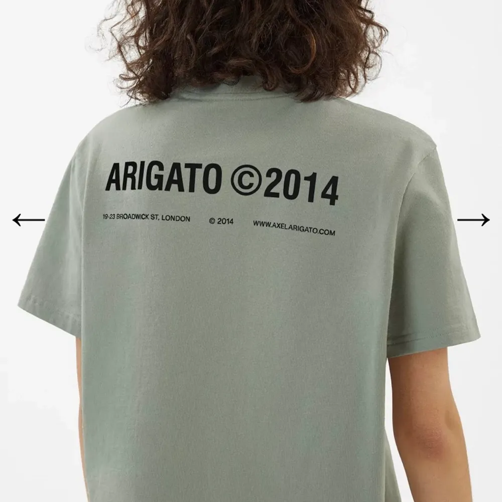 Axel arigato t-shirt i en superfin grå/grön färg i storlek S. Köpt för 700kr för några månader sedan på NK i göteborg men har aldrig kommit till användning, prislappen och kvitto finns kvar. Säljer pågrund av att den inte kommer till användning. Den är som ny! 💘💓💖. T-shirts.
