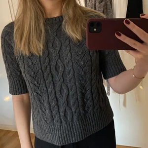 Stickad t-shirt - Stickad t-shirt från Zara i fint skick 