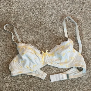 BH - En bh jag fick i present, helt oanvänd. Strl 80A.