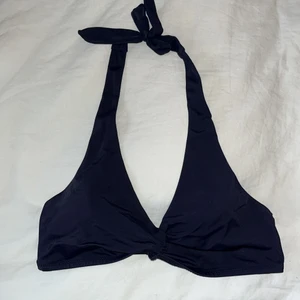 Marinblå bikinitopp strl 36 - Jättefin bikinitopp i mariblå i storlek 36, passar XS/S/34. Från stadium, förra året (2021) Detalj mellan brösten och uttagbara pads. Justerbar i nacken☺️
