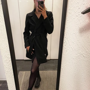 Kappa - Svart kappa från vila. Jag är 170cm för jämförelse. Kan mötas upp i Jönköping annars tillkommer fraktkostnad🤍