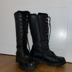 Svarta vinter kängor  - Svarta vinter kängor och mjukt inuti med liten klack köpta på stadium. Lite smutsiga efter ha stått i garaget men inga stora fel. Om man inte har något i skon när dom inte är på viker dom sig åt sidan, så kan vara lite skrynkliga efter det❤️ går till slutet av vaden-spårbarfrakt 99kr