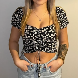 Blommig topp från H&M - Jättegullig topp där man kan med snöret justera hur kort man vill att toppen ska vara. 