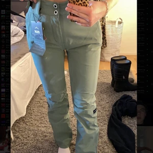 Mintgröna dope överdragsbyxor  - Säljer mina mintgröna dope överdragsbyxor då jag köpte en för liten storlek, dem är helt i nyskick endast testade!😊 köpta för 1500kr