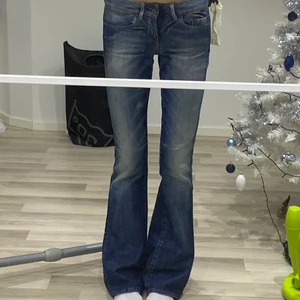 G-Star Raw utsvängda & lågmidjade jeans  - Säljer mina helt nya G-Star jeans i modellen 3301 Bell Cut✨ Midjestorleken är 27 och längden på dem är 34, men tyvärr så är de små i storleken och passar snarare någon som har 24/25! Jag är 178 cm lång och bär vanligtvis S/36/26 i mina byxor👖 Dessa är helt nya med lapp och nypriset var runt 1000 kr! Verkligen supersnygga lågmidjade jeans, perfekta för dig som gillar y2k stilen!