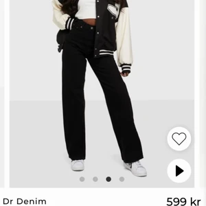 Svarta Denim jeans - Hej säljer ett par svarta jeans från nelly som jag fick i julklapp. Jätte fina men säljer dom för jag inte gillar hur dom satt på mig. Nypris 600 men säljer för 400kr. Kan gå ner i pris. 