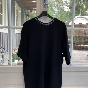 Acne Studios, T-shirt, Storlek M - Acne Studios T-shirt i storlek medium