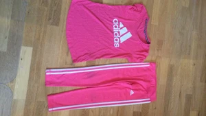 Rosa Adidas tee och tajts. Strl 140, 8-9 - Rosa Adidas tee och tajts. Strl 140, 8-9 år.