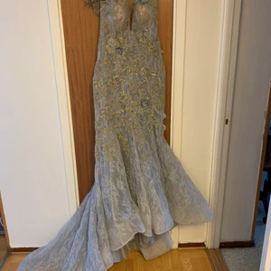 Aftonklänning  - Tarik Ediz aftonklänning med vackert brodyr i storlek 40, passar 38. Använd endast en gång. Nypris 10000kr. Säljes för 4500kr. Pris kan diskuteras vid snabb affär.