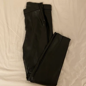 Skinnbyxor från Zara - Svarta skinnbyxor från Zara i storlek M. Skinnbyxorna är tighta i storleken och passar på mig som brukar ha storlek 36. I mycket bra skick! 