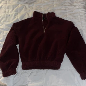 Teddy, mörkröd kroppad tröja XS - Endast använd en gång, det var när jag tog selfien till Plick. Mjuk, kroppad (till naveln på mig) tröja med dragkedja. Riktigt bra skick ⚡️