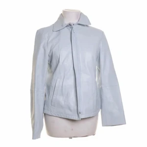 Ljusblå skinnjacka i äkta läder - ASNAJS babyblå skinnjacka (äkta läder), köpt second hand men aldrig använd pga passa inte mig som jag ville. Ca strl L i dam, men ska egentligen sitta tight så passar säkert allt från XS för en mer oversize fit.💙💙💙💙 Jag har vanligtvis M/L i jackor och den sitter för tight på mig!! Sista bilden är stylingtips - jackan har en liknande fit!!!