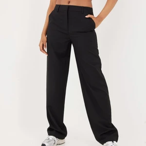 Kostymbyxor - Säljer mina oanvända kostymbyxor då dom var för stora för mig. Varit Slutsålda på hemsidan jätte länge. Ordinarie pris 500kr