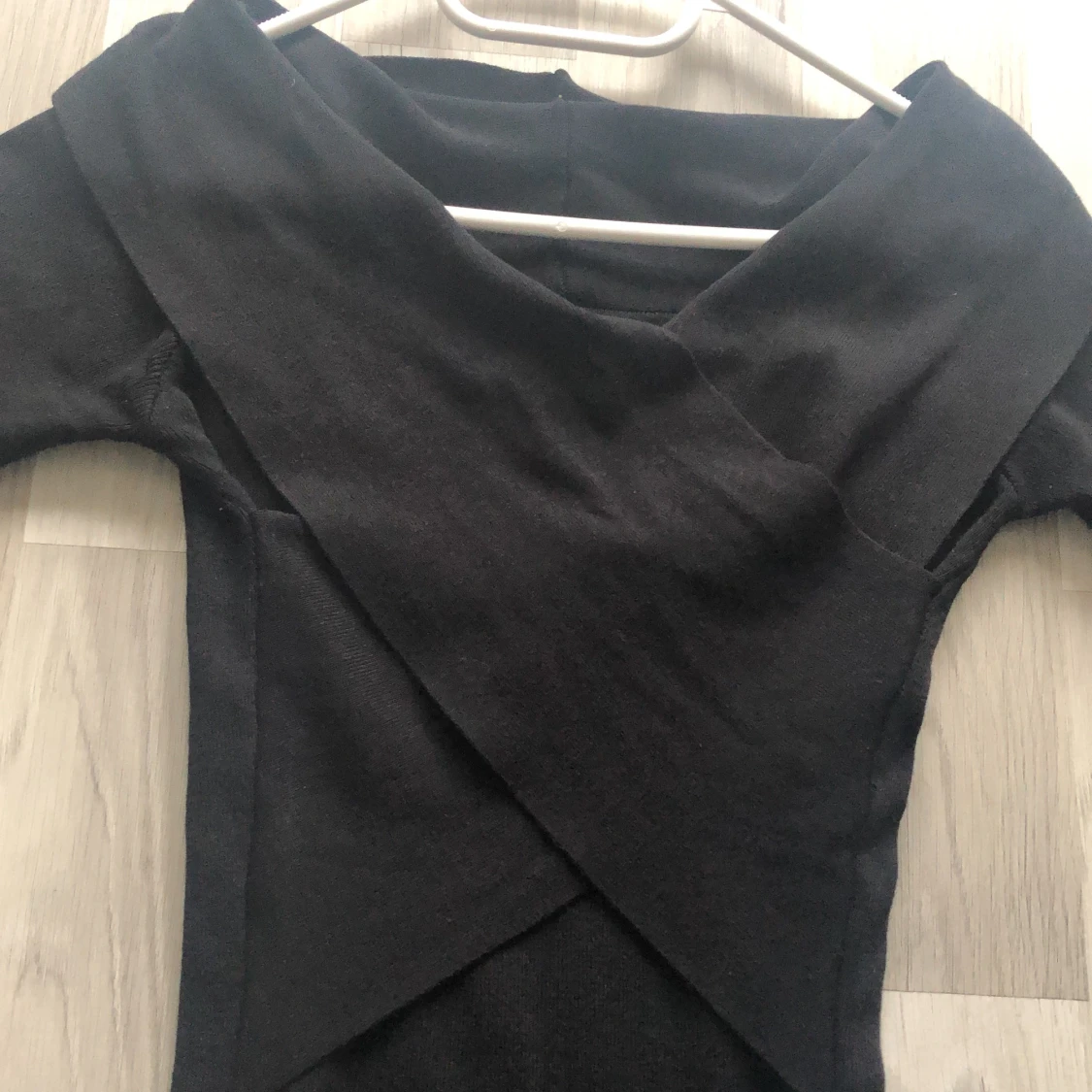 Snygg svart korsad klänning - 91