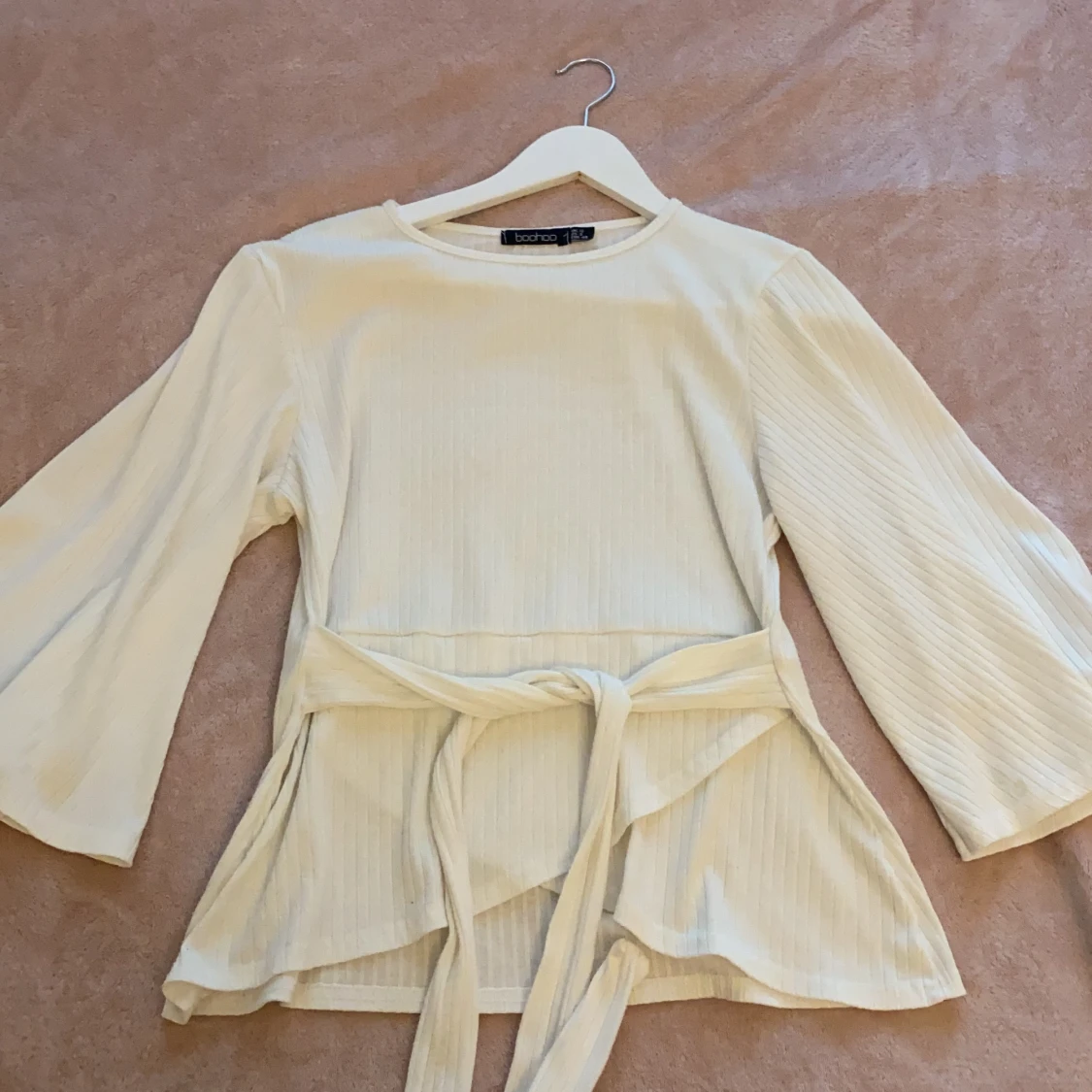 Vit fin Boohoo tröja.