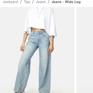 Junkyard jeans wide leg - Köpte dessa men passar inte i storlek eller passform på mig så jag tänkte sälja dom. Storlek 28 nypris 499:- säljer dom för 200 kr. Hemsidans bilder då jag inte får på mig byxorna om du är intresserad av mer bilder så skriv❤️