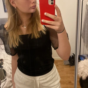 Fest topp - Säljer min svarta topp från Gina då den int ekonomer till användning, den är perfekt som fest topp och är i storlek m men passa också för s.⚡️❤️‍🔥
