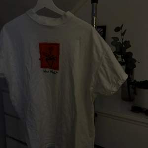 En vit T-shirt från VERO MODA i storlek L. Har användt den mer som en overzize t-shirt. 🤍