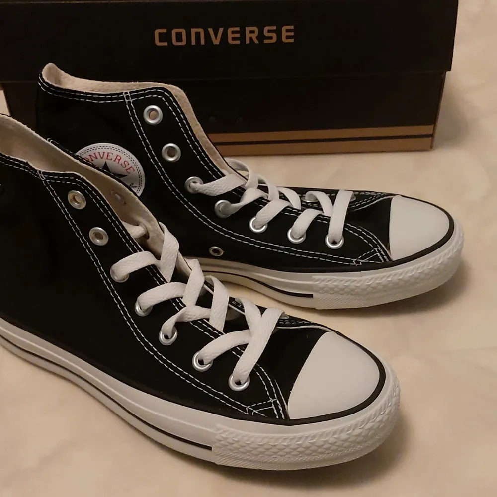 Helt oanvända svarta converse i storlek 38. Jag har enbart provat dem, glömt av dem i några år, och nu passar de mig inte längre! 😂 Du som köper får skorna i originalkartongen. Nypris 800 kr.. Skor.