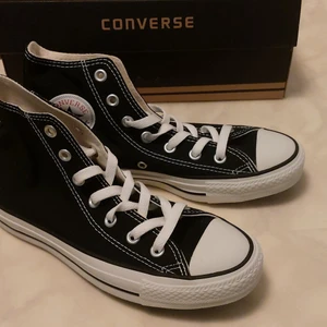 Converse, svarta, storlek 38 - Helt oanvända svarta converse i storlek 38. Jag har enbart provat dem, glömt av dem i några år, och nu passar de mig inte längre! 😂 Du som köper får skorna i originalkartongen. Nypris 800 kr.