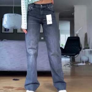 Säljer mina raka svartgråa zara jeans med medelhög midja som är helt slutsålda. Superfint skick inte alls mycket använda. De är avklippta (innerbenslängd 78cm) och är lite för långa för mig som är 160cm. 💕