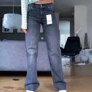 Midrise Grå Zara jeans - Säljer mina raka svartgråa zara jeans med medelhög midja som är helt slutsålda. Superfint skick inte alls mycket använda. De är avklippta (innerbenslängd 78cm) och är lite för långa för mig som är 160cm. 💕