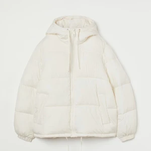 hm jacka  - säljer denna fina jacka ifrån hm som är slutsåld i storleken. säljer eftersom den inte passade mig riktigt i stilen, kan mötas upp i Stockholm, annars står köparen för frakt🌸 endast använd ett fåtal gånger, ser ny ut. original pris 400kr