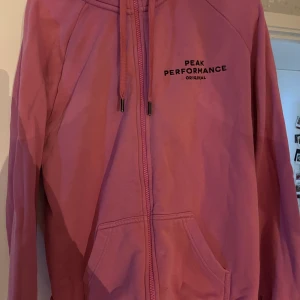 Peak performance - Står L på lappen men passar mig som har s