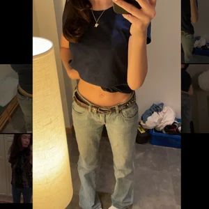Snygga low-waisted jeans 🤩  - Säljer dessa trendiga blågråa lågmidjade jeans i storlek 34/36. Säljs då de inte kommer till användning! Sällan använda och i mycket bra skick, har några bud på dom redan så skriv gärna privat om du är intresserad. Högsta bud 400kr + frakt 💓