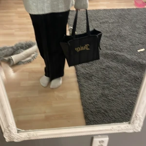 äkta Juicy väska - en super fin äkta juicy väska som jag köpte för 1599 och säljer nu för 500 kr❤️❤️62 frakt❤️