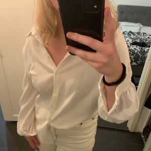 Linneskjorta  - Skitsnygg linneskjorta vit aktig, perfekt på sommaren! aldrig använt pågrund av att den har alltid vart ganska liten på mig vid axlarna. Det är en normal storlek men jag är ganska bredaxlad så den passade inte riktigt mig. 