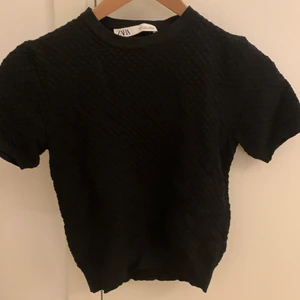 Svart zara topp - Svart tröja från zara med textur, nästan som att den är stickad. Storlek s men skulle också passa xs. Gratis frakt:) (Det är många som är intresserade och som drar sig ur, därför kan det ta en stund innan jag svarar❣️)