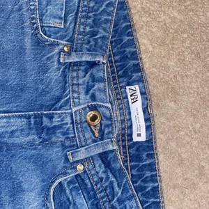 Jeans - Zara jeans i high waist, wide leg. Avklippta till någon som är ca 160/165. Säljes för 150kr köpare står för frakt!🥰