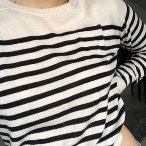 Randig tröja - Helt ny randig tröja som jag har hunnit använt endast 1 gång och säljer då jag inte använder längre! 