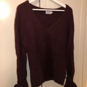 Stickad - Nästan aldrig använd. Från en kollektion men Linn och na-kd. Jättemjuk och skönt men knytning vid ärmarna. Skulle säga den passar xs-m