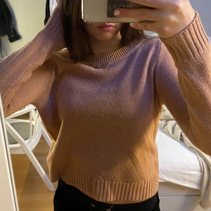 Stickad tröja - Säljer min jättefina stickade tröja från hm, den är knappt använd men har några noppror, storlek xs och säljer den pga för liten! Kom privat för frågor!!❌ PRIS GÅR ATT DISKUTERA ❌