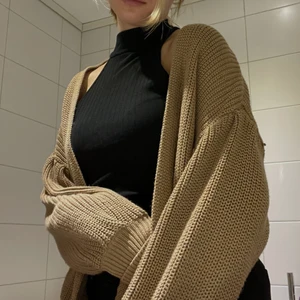 Kofta - Mycket bra skick. Väldigt härlig och fin. Passar bra nu till vintern men även året om. En lite längre och ”oversized” från Gina trixat. Köparen står för frakt💗