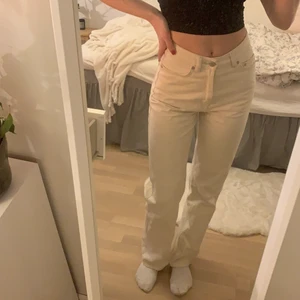 Vita straight leg jeans weekday - Snygga off white/beiga jeans från weekday köpta för 500kr. Skulle säga att dem passar XS eller en liten S, jeansen är lagom långa för mig som är 168. Fläcken på sista bilden lyckades jag tvätta bort så den syns knappt längre. Skriv vid intresse!🖤