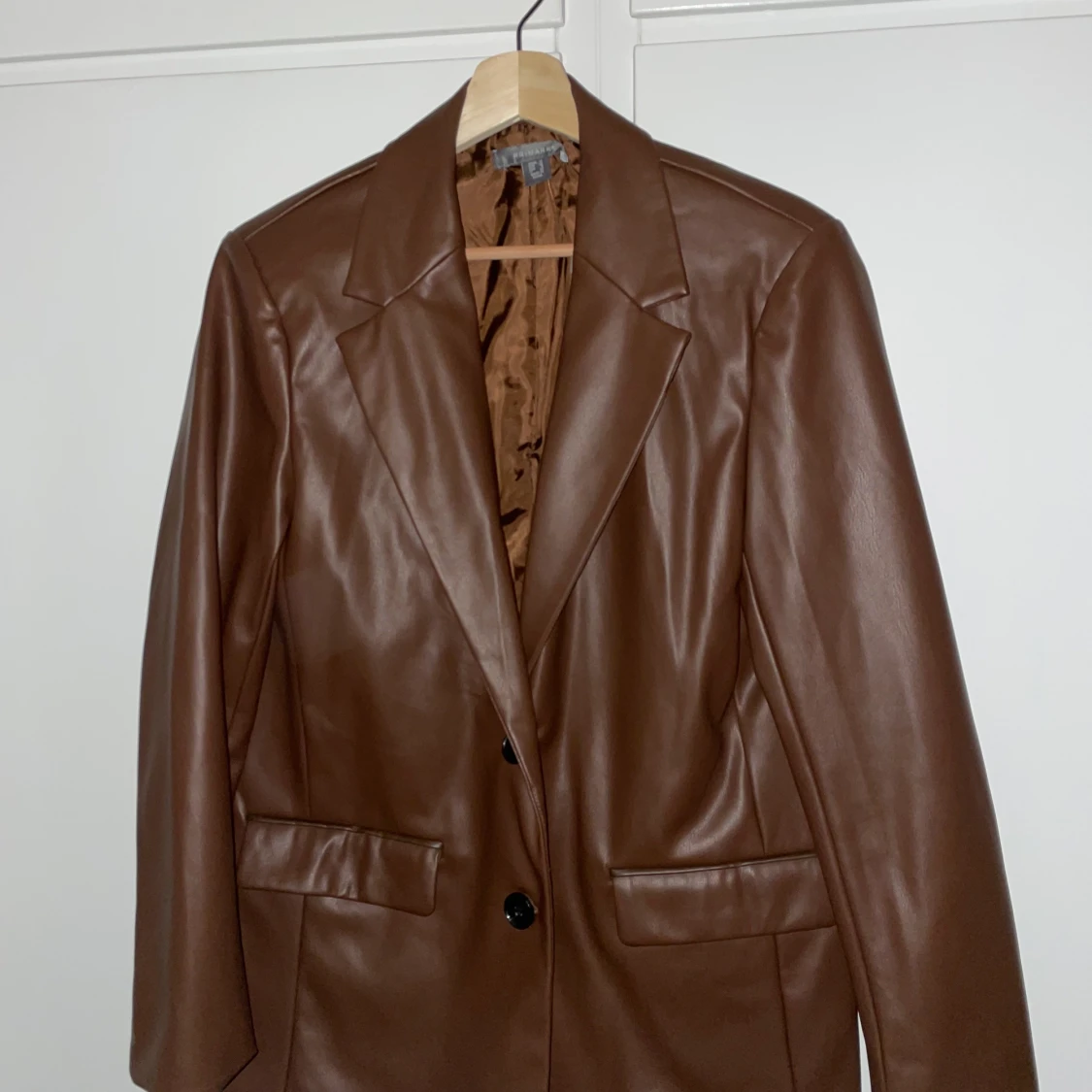 Brun skinnblazer  - 90