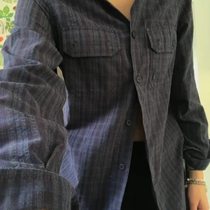 Fin skjorta - Skjorta i mysigt materal med en slits i sidan, köpt second hand i Italien