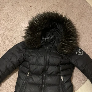 Rock and blue jacka  - Rock and blue jacka svart i kort längd, använda några gånger men säljs  pga för många jackor och känner att jag inte har behov av den längre, köparen står för frakten❤️jätte fin , varm, 