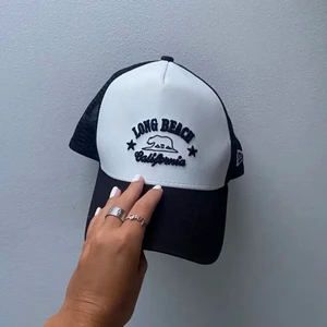 Trucker keps - Superfin trucker keps som jag köpt i somras men som inte kom till mycket användning! Säljer den därför nu för 200kr. Frakt tillkommer om man inte kan mötas i Göteborg💗💗