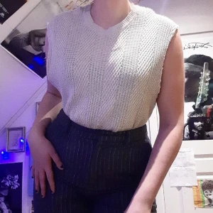 Stickat linne - Vitt stickat linne i gott skick. Passar bra över en skjorta t.ex.