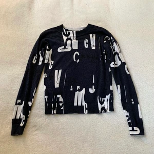 Mönstrad tröja - Snygg mönstrad tröja från Carin Wester i lite glittrigt material! Perfekt längd till lågmidjat och passar mig som brukar ha XS/S 🤎