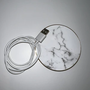 Ideal of Sweden laddplatta - Laddplatta från ideal of Sweden i vit marmor med guldig kant. Såklart så fungerar den! Har inte använt denna alls mycket så den är som ny. Adaptor kommer inte med!! Köparen betalar frakten! 