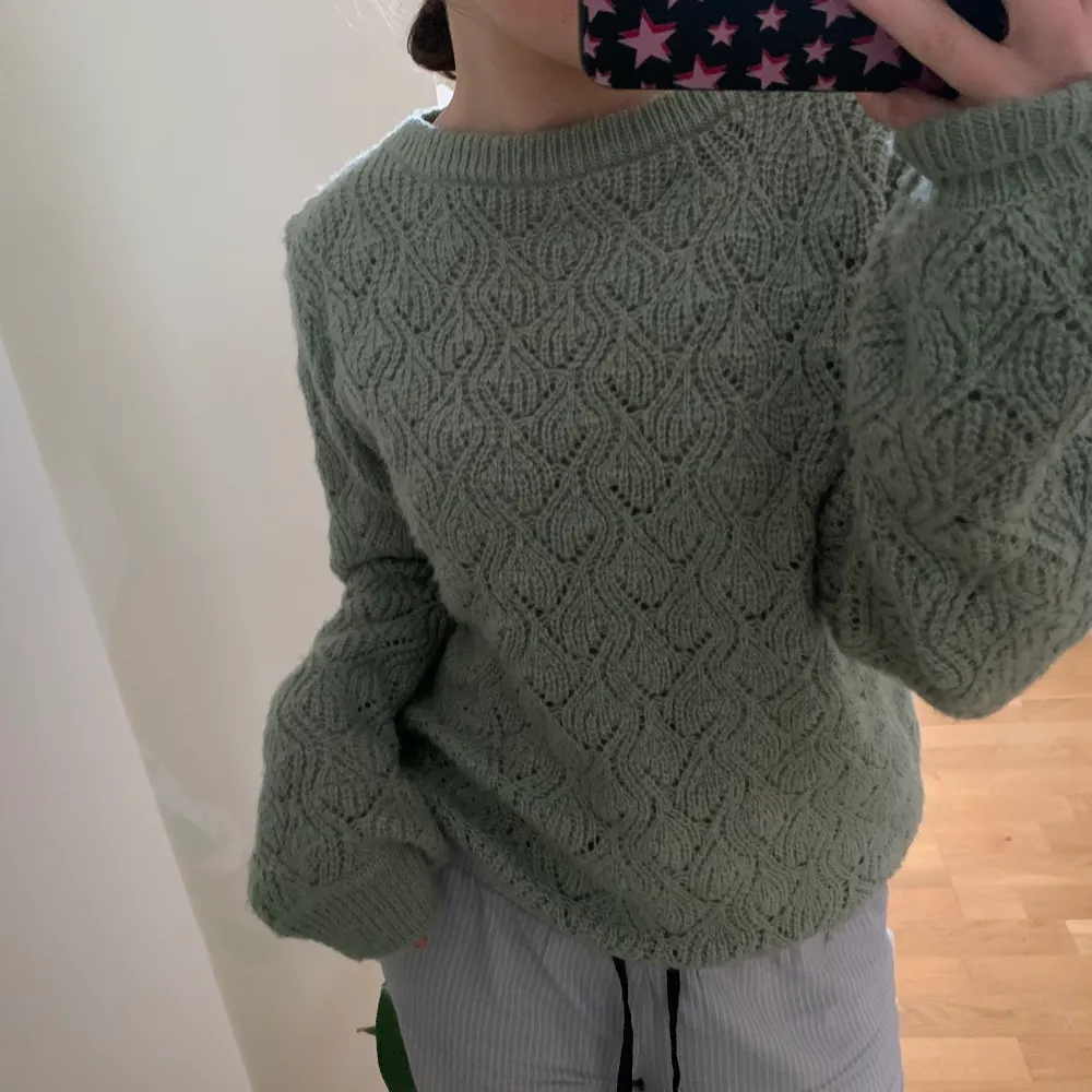 Stickad mintgrön tröja. Fint skick❤️❤️ ❗️Om ingen visar intresse inom en vecka tar jag bort plagget från plick och donerar det istället, så skriv om du är intresserad❗️. Neuleet.