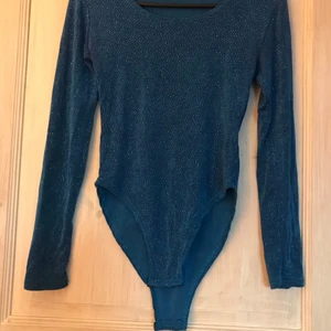 Blå Bodysuit  - Blå bodysuit passar till fester, ger en fin form till kroppen.