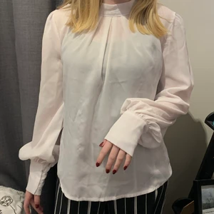 Vit blus - En vit blus som är i ny skick. 